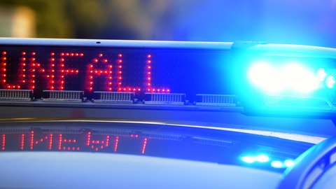 Ein Polizeiauto mit Blaulicht - ein Unfall sorgte auf der A61 für eine Sperrung.