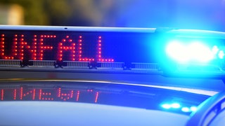 Ein Polizeiauto mit Blaulicht - ein Unfall sorgte auf der A61 für eine Sperrung.