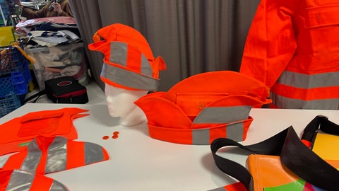 Narrenkappen aus Altkleidern: Das Nähwerk näht Narrenkappen aus aussortierter Arbeitskleidung Entsorgungsbetriebe und der Stadtreinigung in Mainz. 