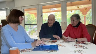 Gemeindeschwester Heike Lörcher-Denne berät Martina und Bernhard Beck zu Hause.
