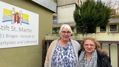 Zwei Frauen der Mitarbeiterinnenvertretung stehen vor dem Eingang des Seniorenzentrums Stift Sankt Martin Bingen.