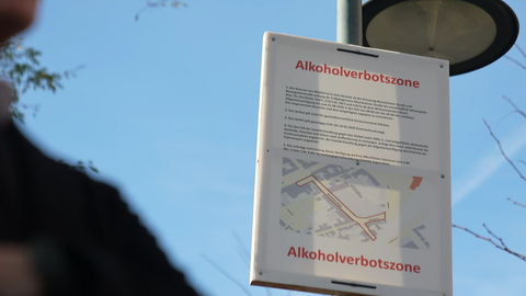  Ein Schild zeigt mit einer Skizze, in welchen Straßen die Alkoholverbotszone in Bad Kreuznach gilt.
