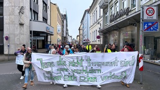 Sie protestieren gegen die geplante Schließung des Altenheims Stankt Martin in Bingen: Teilnehmende einer Demo am Samstag.