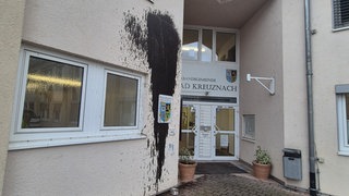 Der Eingang des Verwaltungsgebäudes der VG Bad Kreuznach hat Ölflecken - Unbekannte haben einen Ölanschlag verübt.