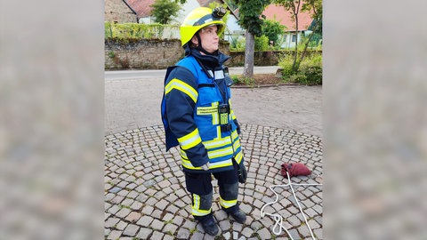 Feuerwehrfrau Jennifer Wilbert bei einer Übung der Freiwilligen Feuerwehr OberhausenNahe. 