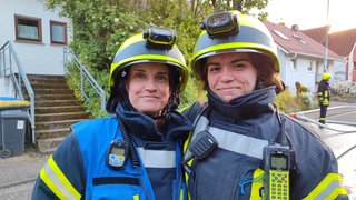 Jennifer und Antonia Wilbert in ihrer Feuerwehrmontur.