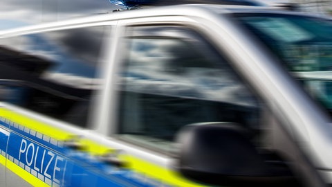 Ein Polizeiauto fährt mit Blaulicht (Symbolbild): In Mainz hat eine Frau fünf Unfälle kurz hintereinander verursacht. 