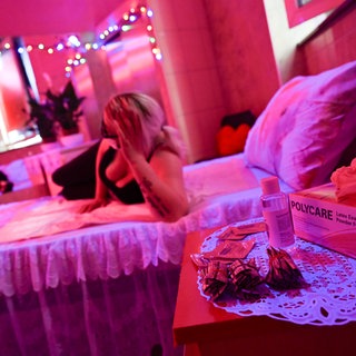 Eine Prostituierte liegt auf einem Bett
