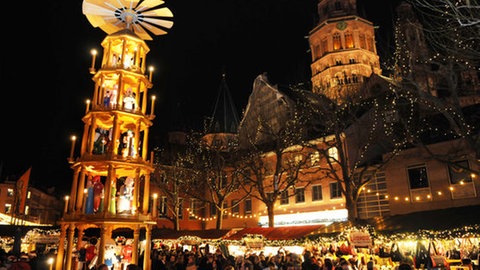 Im Advent verwandelt der Mainz Weihnachtsmarkt (seit 1788) den historischen Markt vor dem Dom in ein Lichtermeer. Blickfang sind die lebensgroßen Krippenfiguren aus Lindenholz, die elf Meter hohe Weihnachtspyramide und die Renaissance-Fassaden der historischen Markthäuser.