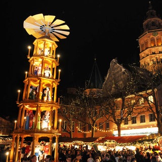 Im Advent verwandelt der Mainz Weihnachtsmarkt (seit 1788) den historischen Markt vor dem Dom in ein Lichtermeer. Blickfang sind die lebensgroßen Krippenfiguren aus Lindenholz, die elf Meter hohe Weihnachtspyramide und die Renaissance-Fassaden der historischen Markthäuser.