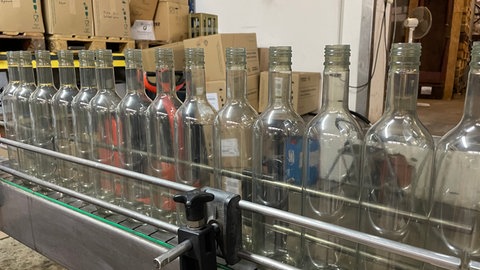Mehrere Weinflaschen aus Plastik stehen bereit zur Abfüllung.