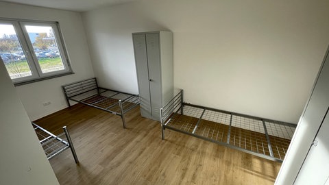 Ein Zimmer mit drei Betten und Spinden: In Mainz ist eine neuen Flüchtlingsunterkunft eröffnet worden. 