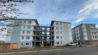 Ein mehrstöckiger Neubau eines Wohnhauses: In Mainz entstehen drei neue Flüchtlingsunterkünfte. 