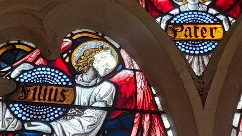 Dem Engel in der Kirche fehlt das Gesicht - wahrscheinlich haben es Kinder mit Kastanien beworfen und zerstört.
