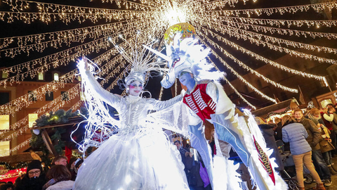 Eine Schneekönigin und ihr Prinz auf Stelzen: "Walking Acts" sollen auf dem Weihnachtsmarkt in Mainz für besondere Stimmung sorgen. 