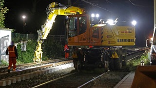 Bei Bauarbeiten an Gleisen in der Nacht überwacht Fachpersonal die Arbeiten, damit der Bau-Trupp nicht verletzt wird. Auch das automatische Wanrnsystem (ATWS) soll für Sicherheit sorgen.