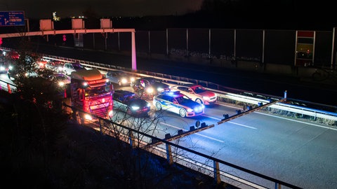 Autos und Laster stehen hinter der geschlossenen Schranke auf der A60 vor dem gesperrten Hechtsheimer Tunnel.