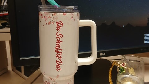 Tanja Runggas hat eine große "Mut-mach" -Tasse auf ihrem Schreibtisch. Auf ihr steht: "Du schaffst das."