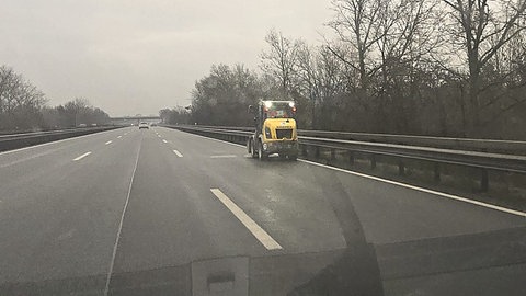 Ein 22-Jähriger war mit dem Radlader auf der A 60 bei Ingelheim unterwegs. 