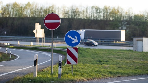 Verkehrszeichen an einer kombinierten Auf- und Abfahrt auf die Autobahn 3 (A3). Durch die Schilder soll verhindert werden, dass Fahrzeuge in falscher Richtung auf die Autobahn fahren.