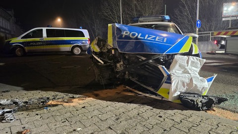 Ein völlig demoliertes Polizeiauto: Unbekannte haben ein Juweliergeschäft in Mainz ausgeraubt. Bei der Verfolgungsjagd mit der Polizei gab es einen Unfall. 