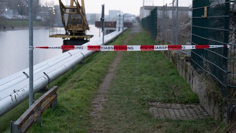 Polizeiabsperrung in Industriegebiet in Mainz: Hier wurde eine Weltkriegsbombe gefunden.