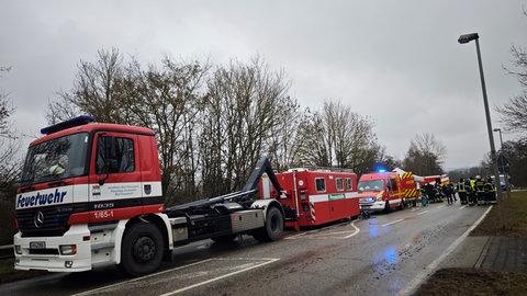 Die Feuerwehrfahrzeuge vor Ort: In Bad Sobernheim ist ein 63-jähriger Mann in die Nahe gestürzt. Die Suchaktion blieb bislang ohne Erfolg. 