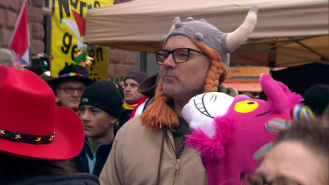 Ein Mann als Wikinger verkleidet bei der Demo "Narren gegen Nazis" in Mainz, zu der Tausende Menschen kamen.