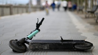 Ein Mann ist in Eppelsheim bei einem Unfall mit seinem E-Scooter tödlich verletzt worden. (Symbolbild)