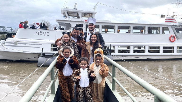 Auch diese Raubtier-Familie ist zum Rosenmontagszug in Mainz mit dem Schiff aus Kostheim angereist.