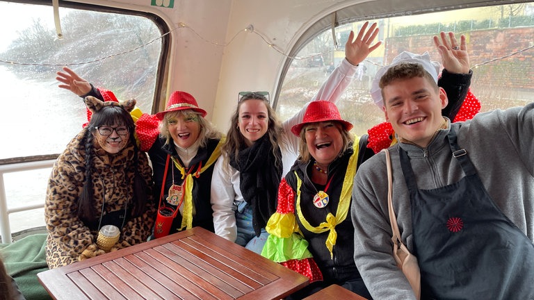 Fastnachtsfreunde aus Hessen reisen zum Rosenmontagszug in Mainz mit dem Schiff an!