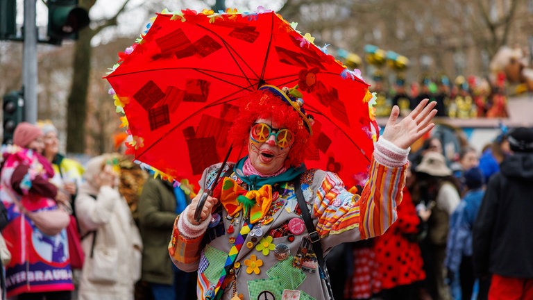 Die "Loubeschränzer Murten" aus der Schweiz: Bunt gekleidete Clowns jubeln der Menge zu.