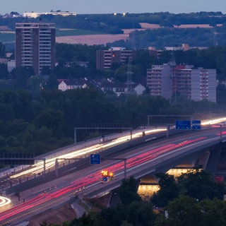 Die Autobahn 643 von Wiesbaden nach Mainz in der Dämmerung mit Blick auf die Mainzer Rheinseite.
