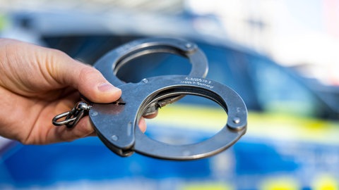 Die Polizei hat in Worms mehrere Mitglieder einer mutmaßlichen Bande festgenommen, die mit Kokain und Cannabis gedealt haben soll. (Symbolbild)