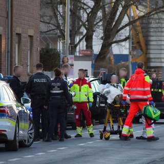 Spezialkräfte haben den 57-jährigen Mainzer aus seiner Wohnung herausgeholt und ihn in Gewahrsam genommen. Dabei wurde er leicht verletzt. 