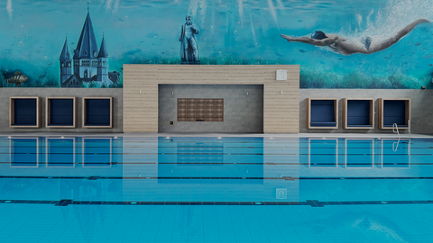 Das Schwimmbecken des Mainzer Taubertsbergbades. Nach der Sanierung soll es nach den Sommerferien im August 2026 wieder eröffnen