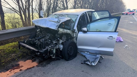 Bei dem schweren Unfall auf der A61 bei Gau-Bickelheim wurde dieses Fahrzeug komplett zerstört. 