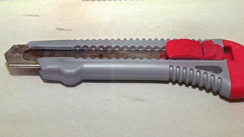 Ein Cuttermesser: Damit wurde ein Mann in Bad Kreuznach verletzt (Symbolbild)