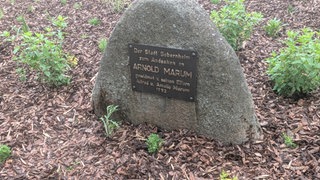 Diese Gedenktafel für Arnold Marum, die auf ein Stein montiert wurde, ist in Bad Sobernheim gestohlen worden.