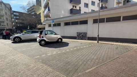 Diese asphaltierten Parkplätze in Mainz sollen in naher Zukunft bepflanzt und entsiegelt werden.