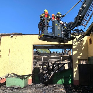 Feuerwehrleute im Einsatz bei dem Brand auf einem Weingut in Wörrstadt.