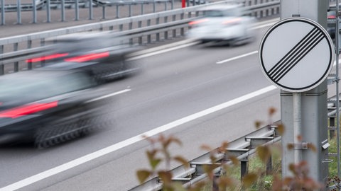 Autos fahren mit hoher Geschwindigkeit auf der Autobahn. In Mainz standen zwei Männer vor Gericht, weil sie über die A63 gerast waren