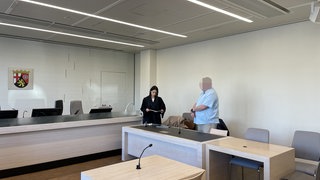 Der Angeklagte steht vor dem Amtsgericht Bad Kreuznach. Er soll eine Bekannte betrogen haben.