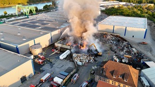 Am Donnerstagabend ist auf dem Gelände eines Rohstoffhandels in Worms ein Feuer ausgebrochen.