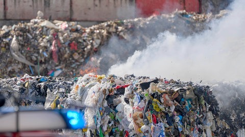 Ein Berg aus qualmendem Müll in einer Entsorgungsfirma in Ochtendung, Kreis Mayen-Koblenz