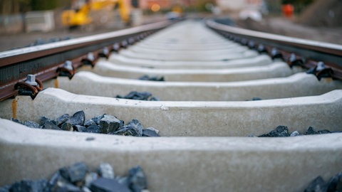 Gleise an eine Baustelle: Wegen Bahnbauarbeiten gibt es weitere Zugausfälle und Umleitungen rund um Mainz