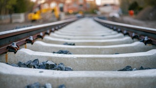 Gleise an eine Baustelle: Wegen Bahnbauarbeiten gibt es weitere Zugausfälle und Umleitungen rund um Mainz