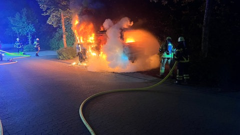 Die Feuerwehr Bad Kreuznach löscht ein brennendes Wohnmobil.