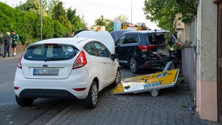 Bei dem Unfall waren vier Autos beteiligt und ein Verkehrsschild wurde umgefahren.