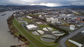 Die Luftaufnahme mit einer Drohne zeigt das Klärwerk im Koblenzer Industriegebiet.